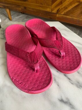 VIONIC  tide flip flops